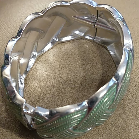 π¨π¦ Oval Metal Teal Bangle - Picture 3 of 4